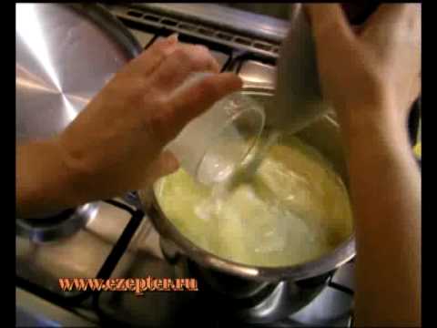 Суп-пюре из сельдерея в посуде