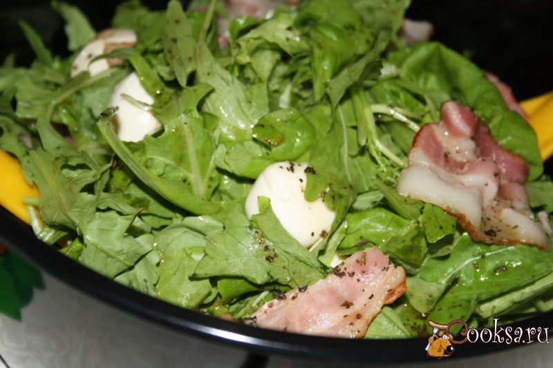 Рецепт - легкий салат с руколой, моцареллой и беконом