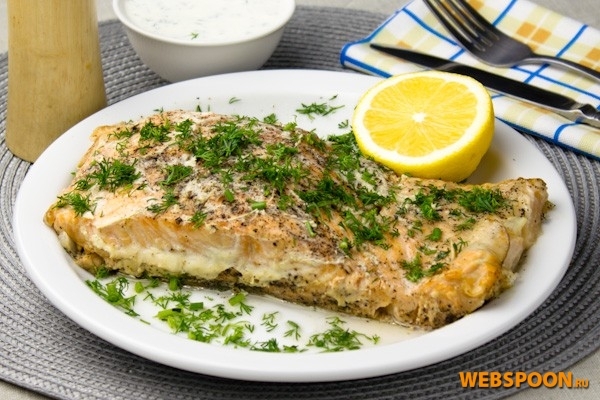 Рецепт - лосось, запеченный с луком и лимоном