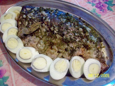 Карп с яйцами и щавелем