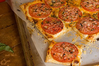 Рецепт - слоеный пирог с сыром и помидорами