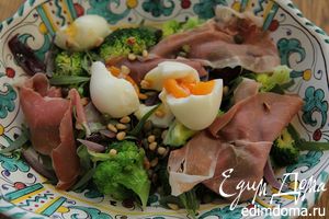 Рецепт - итальянский салат с брокколи, ветчиной и кедровыми орешками