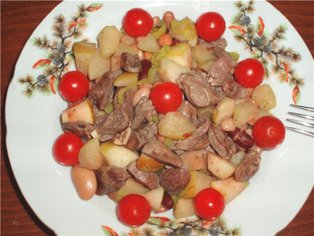 Салат из куриных сердечек с фасолью и яблоками